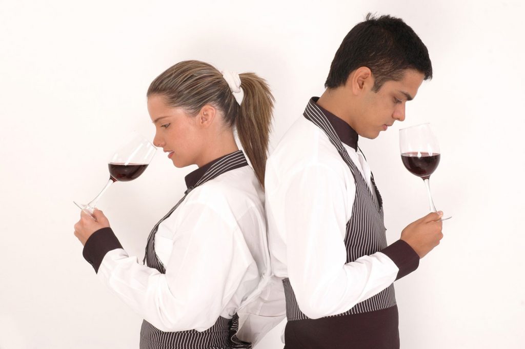 camareros catando vino